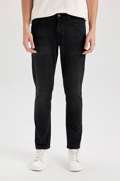 DeFacto Pedro Slim Fit Slim Fit Jeanshose mit normaler Taille und schmalem Bein R8788AZ24AU