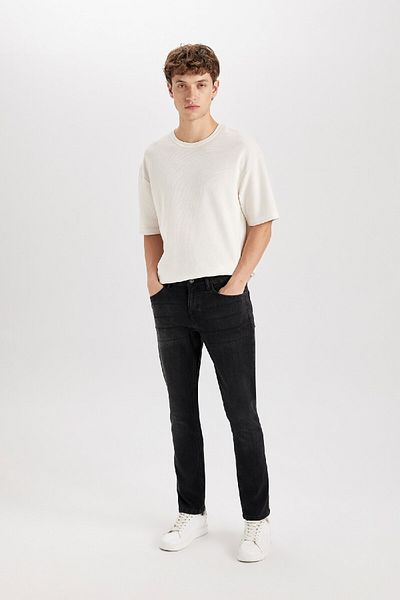 DeFacto Pedro Slim Fit Slim Fit Jeanshose mit normaler Taille und schmalem Bein R8788AZ24AU