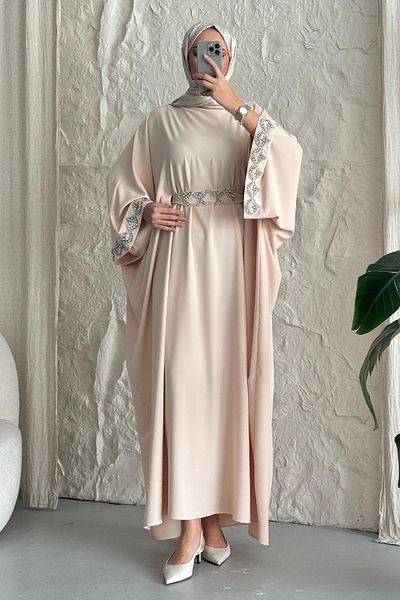 InStyle عباية كريمية بأكمام الخفافيش بحزام حجري