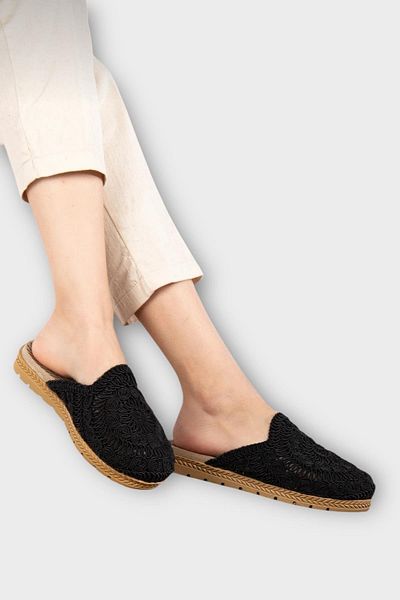 Liger Women's Straw Knit Embroidered Closed Front Daily Comfortable Slippers Black