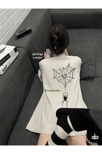 Minga London تيشيرت بيج كبير الحجم - مطبوع عليه قلب شبكة عنكبوت صغيرة من مينج...