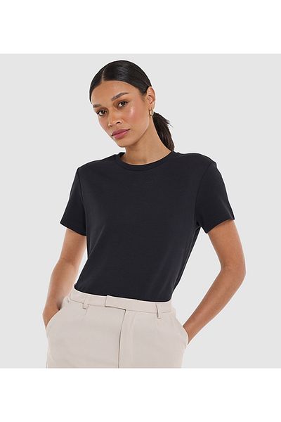 BCBG تي شيرت نسائي مع تطريز شعار في الخلف