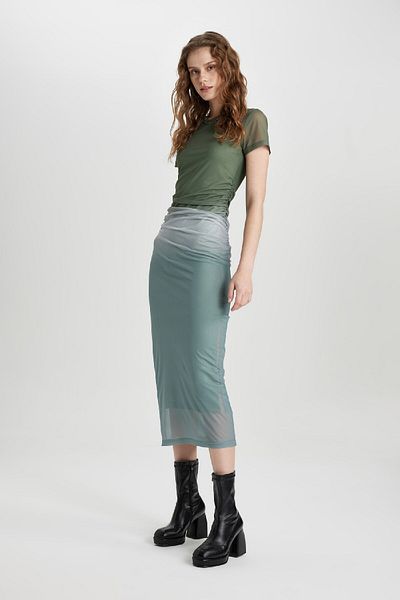 DeFacto Figurbetontes, kurzärmliges Midi-Tüllkleid mit Rundhalsausschnitt und Farbverlauf C5926ax24sp