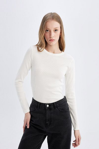 DeFacto Geripptes Slim-Fit-Langarm-T-Shirt mit Rundhalsausschnitt – C7516ax24au