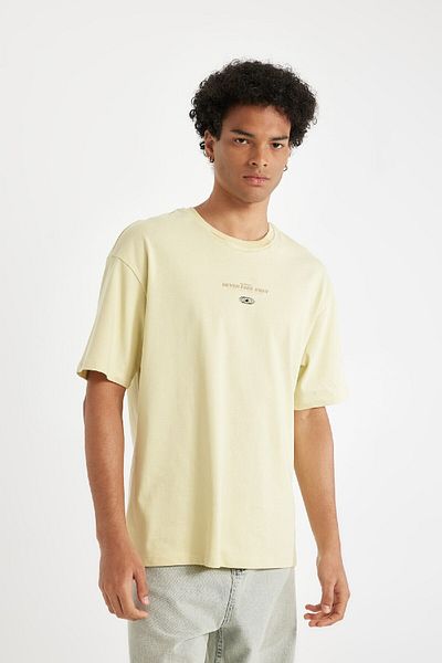 DeFacto 100% βαμβακερό Comfort Regular Fit Relaxed Cut Crew λαιμόκοψη με στάμπα κοντομάνικο μπλουζάκι C6142ax24au