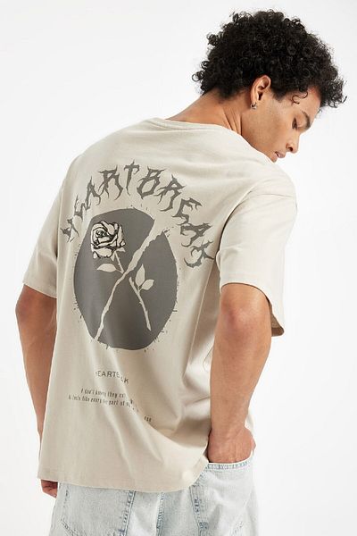 DeFacto 100% βαμβακερό Comfort Regular Fit Άνετη εφαρμογή Crew λαιμόκοψη με στάμπα κοντομάνικο μπλουζάκι C6143ax24au