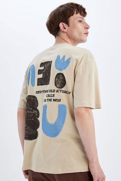 DeFacto Comfort Regular Fit Άνετη εφαρμογή με λαιμόκοψη πίσω με στάμπα κοντομάνικο μπλουζάκι C5754ax24hs
