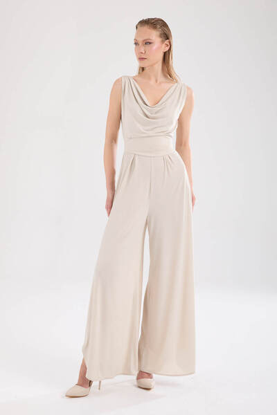 By Yaren Yazıcı Bej Degaje Yaka Yırtmaç Detaylı Kendi Kumaşından Seyyar Kemerli Tulum