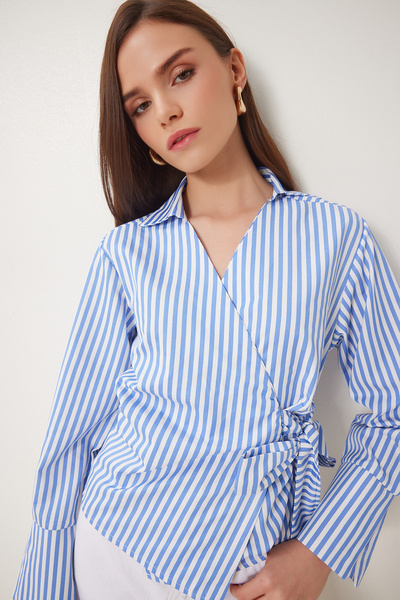 Happiness İstanbul Bluză din popelin înfășurată cu guler triunghi pentru femei cu dungi albastre și albe US00961