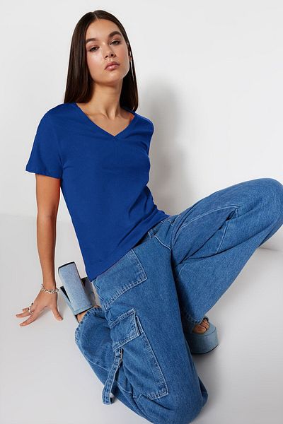 Trendyol Collection Barevné pletené tričko Saks s výstřihem do V – 100% bavlna TWOSS23TS00001