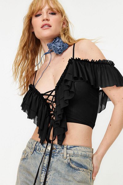 Trendyol Collection Czarna dzianinowa krótka bluzka - Falbana, TPRSS23BZ00072