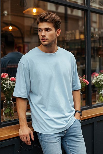 Trendyol Collection Hellblaues Basic-T-Shirt mit kurzen Ärmeln aus 100 % Baumwolle in Übergröße/Wide-Fit TMNSS22TS0318