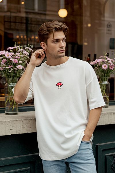 Trendyol Collection Unisex Ecru Oversize T-shirt - 100% bawełny, haft grzybowy TMNSS24TS00070
