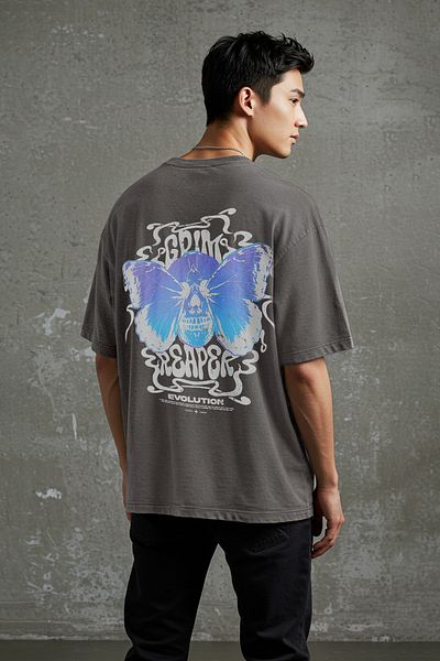 Trendyol Collection Anthrazitfarbenes, übergroßes Baumwoll-T-Shirt mit Schmetterlingsdruck – TMNSS25TS00013