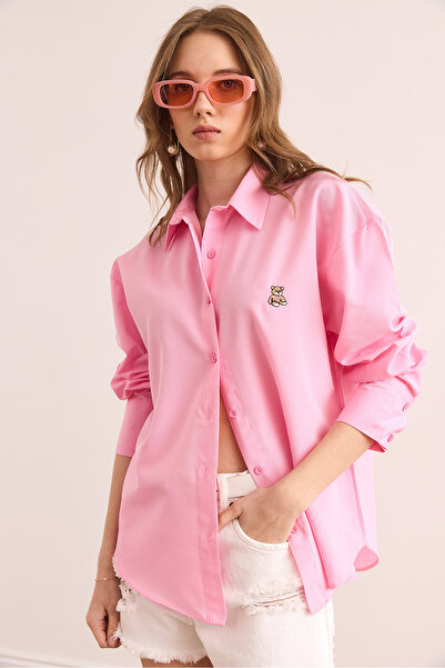 Olalook Kadın Şeker Pembe Düğmeli Ayıcık Nakışlı Gömlek GML-19001287