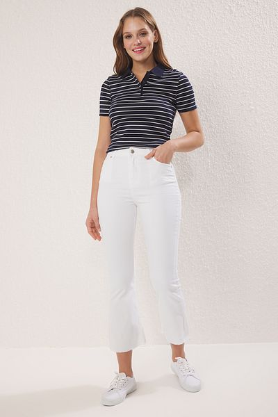 Trendyol Collection Weiße, ausgeschnittene, hoch taillierte Crop-Flare-Jeans TWOSS25JE00266