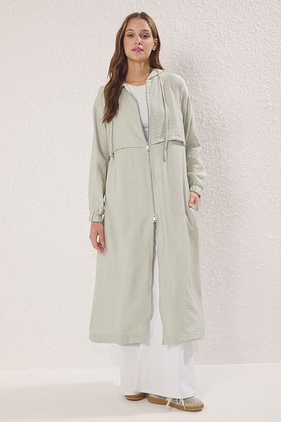 Trendyol Modest Grüne Windjacke mit detailliertem Webmuster und Hose TCTSS25KF00007