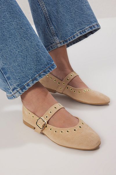 TRENDYOL SHOES Beige Wildleder-Ballerinas mit Ösen und detaillierter Schnalle und mandelförmiger Zehenpartie für Damen TAKSS25BE00039