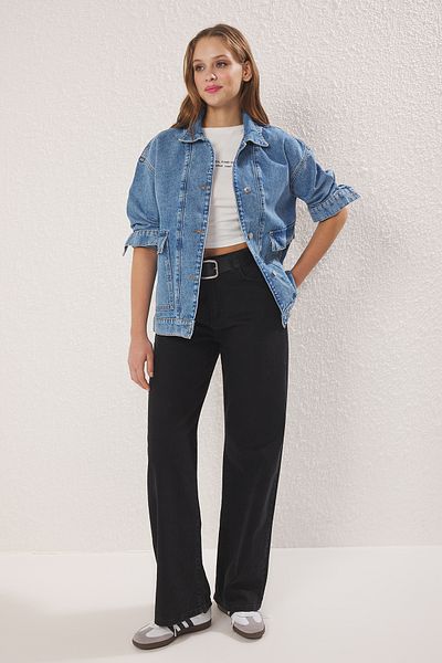 Trendyol Collection Hellblaue, mehr haltbare Denim-Jacke mit Taschendetail TWOSS25CE00051