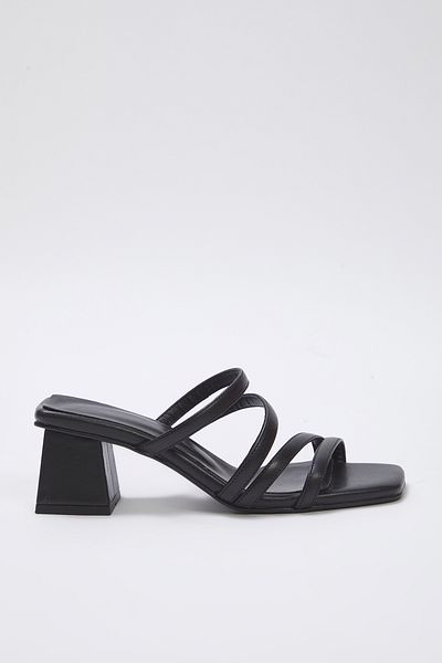 TRENDYOL SHOES Schwarze Damen-Hausschuhe mit Blockabsatz und schmalem Band und quadratischer Zehenpartie TAKSS25TO00065