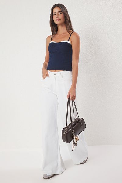 Trendyol Collection Dunkelblaue, schmal geschnittene Jeansbluse mit schmalen Trägern und Herzausschnitt-Detail – TWOSS25BZ00435