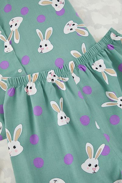 Trendyol Curve Mintgrünes Pyjama-Set mit gewebtem Hemdkragen und Kaninchenmuster TBBSS24AI00072