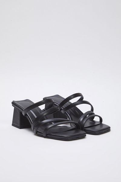 TRENDYOL SHOES Schwarze Damen-Hausschuhe mit Blockabsatz und schmalem Band und quadratischer Zehenpartie TAKSS25TO00065