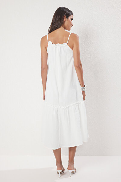 Trendyol Collection Bílé široké šněrovací šaty z midi mušelínu TWOSS25EL00718