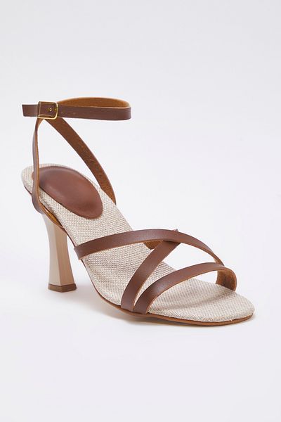 TRENDYOL SHOES Braune Damen-Sandalen mit Knöchelriemen und Absatz TAKSS25TO00086