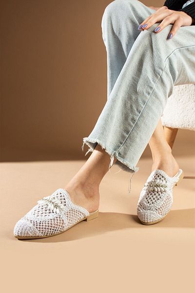 FUGA MODA Papuci brodați din paie cu frunze de culoare albă Karzev