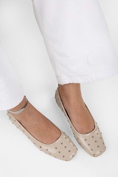 Shoeberry Damen-Ballerinas „Zoe Ecru Trock“ mit stumpfer Zehenpartie