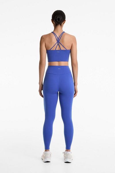 Oysho تانك توب Comfortlux بحزام مع أكواب