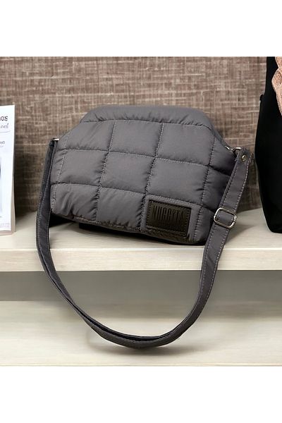 Nuggita Чанта за ръка/рамо в сиво-сив цвят Puffer Hidden Scholarship