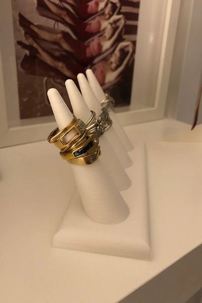 a life in games Rings Holder Decorative Stand- Hanger Display Stand- Bracelet Stylish Chain Silver Gold Steel Exhibition