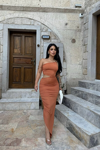 MOZENA Omuz Toka Detaylı Bel Dekolteli Yırtmaçlı Büzgülü Elbise