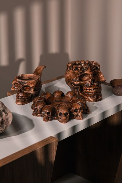 Love Bundles Ceramic Round Ashtray with Round Skulls Design