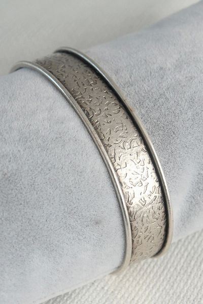 Clariss Authentic Silver Color Motif Embroidered Detail Plate Men's Bracelet