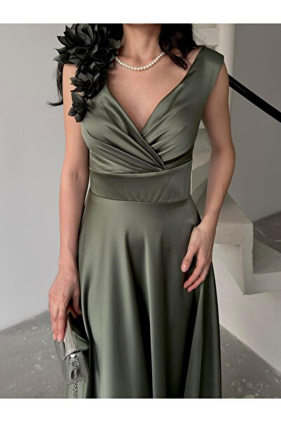 Serica Moda Βραδινό φόρεμα από σατέν με λεπτομέρεια ώμου με διπλό γιακά χακί