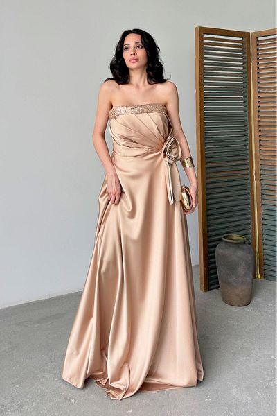Serica Moda Βραδινό φόρεμα με λεπτομέρεια λουλουδιών με αξεσουάρ από μπεζ πέτρα