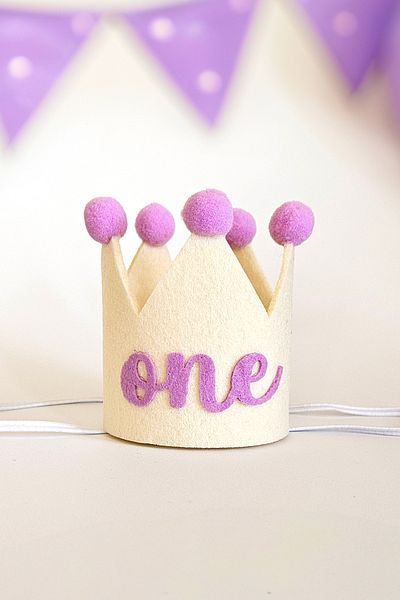 Niksy Design Mini coroană de aniversare cu un pompon violet - pălărie de petrecere pentru fetiță de 1 an