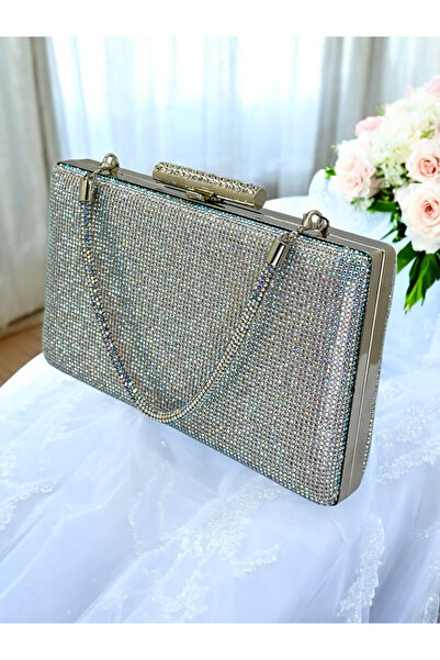 Biçanta Mâner cu strasuri de culoare auriu deschis pe o parte cu piatră geant...