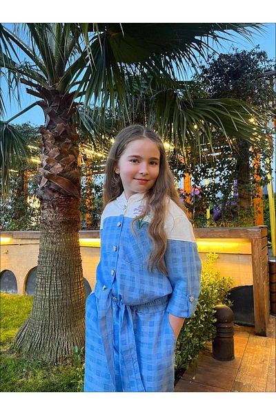 Hilal Akıncı Kids Set de 2 piese pentru fetiță, cu nasturi perle, broderie, cămașă cu cravată în față