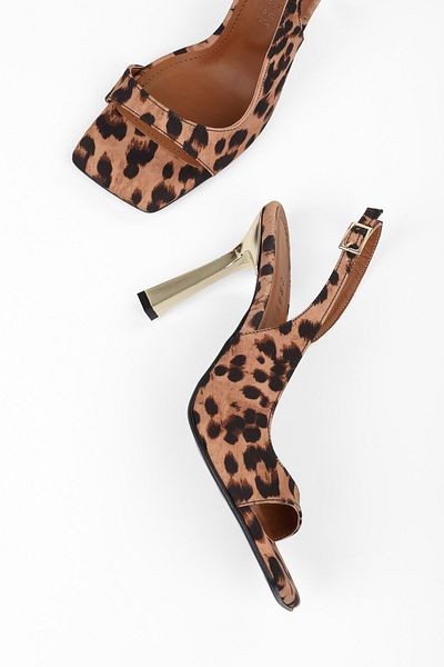 Shoeberry Дамски сатенени обувки Swish Leopard с ток