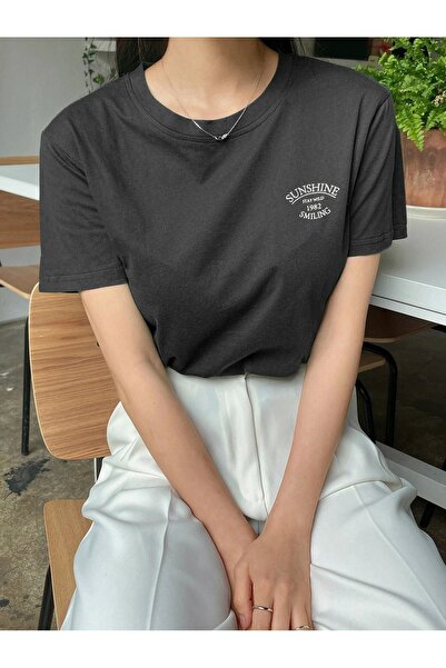 DUBU BUTİK Μπλουζάκι Sunshine 1982 Single Jersey - Μαύρο εμπριμέ κοντομάνικο μπλουζάκι με λαιμόκοψη