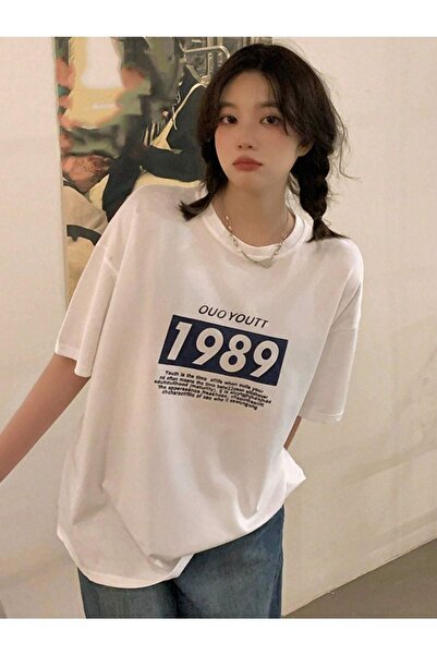 DUBU BUTİK Μπλουζάκι Ouo Youtt 1989 - Λευκό εμπριμέ κοντό μανίκι με λαιμόκοψη