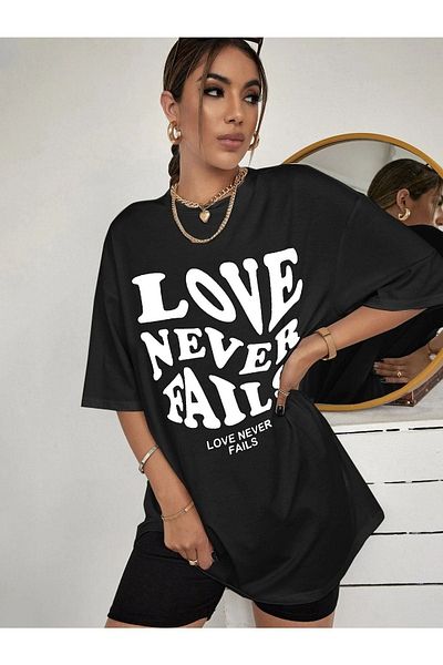 DUBU BUTİK T-shirt Love Neverfails - Μαύρο εμπριμέ κοντομάνικο μπλουζάκι με λαιμόκοψη