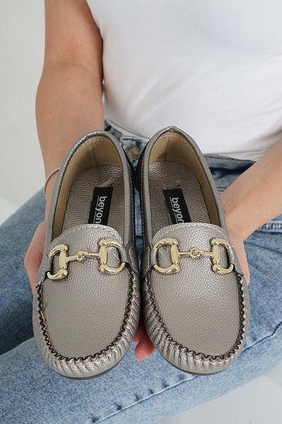 Beyond Pantofi de balerină de zi cu zi cu cataramă Gc Platinum pentru femei Bynddem05
