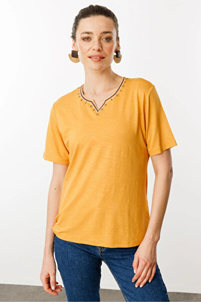 Desen Triko Жіночий футболка - з розрізом і вишивкою 25768 Гірчичний