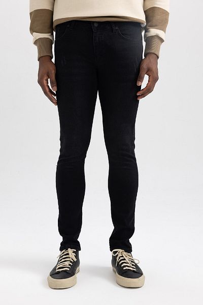 DeFacto Carlo Skinny Fit Extra Skinny Fit Jeanshose mit normaler Taille und extra schmalem Bein S2285az23au