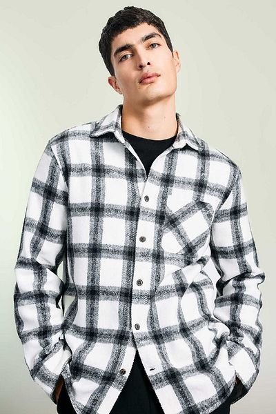 DeFacto Regular Fit kariertes Holzfäller-Taschen-Langarmshirt A5517ax23au